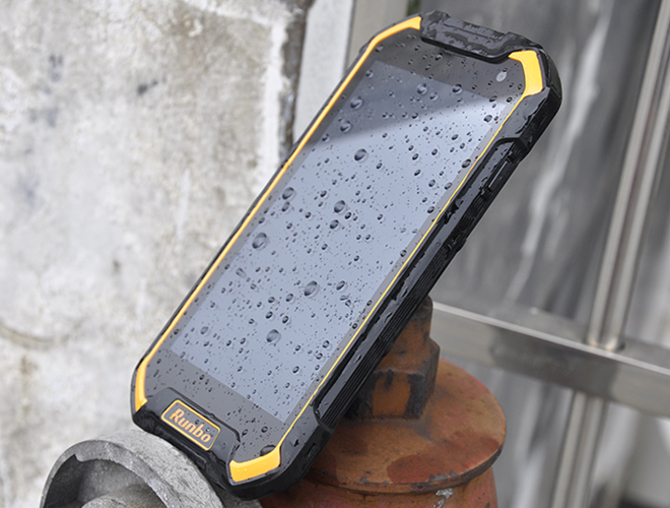 Runbo F1 平板型大屏磁吸三防智能手机-IT168