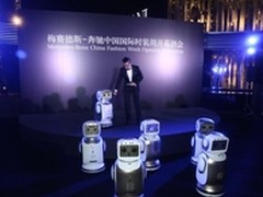 国际时装周现智能机器人花生宝组团助阵