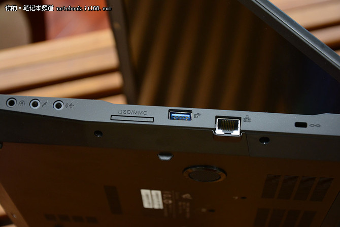 其右侧接口包含三个音频输入输出接口,sd卡插槽,usb 3.