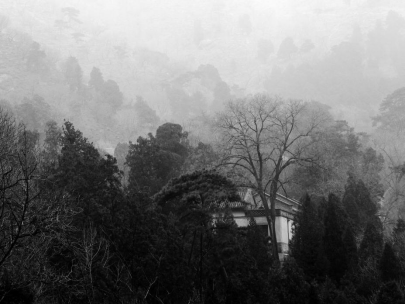 霾里香山别样景，三星空净破朦胧