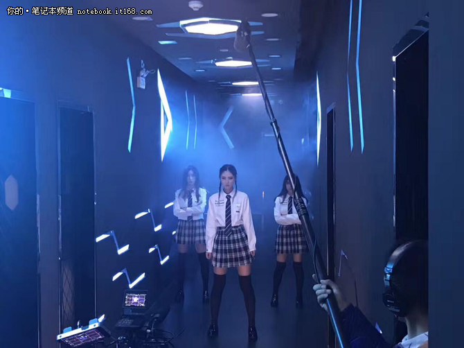 电竞女神最近很忙 南波儿短裙直播倒立