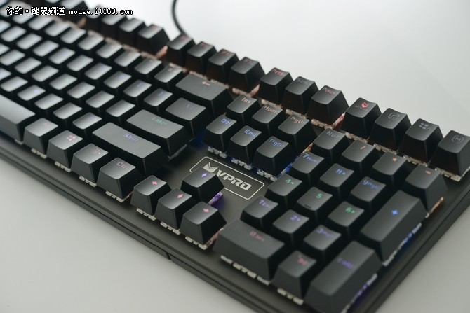 玩 雷柏V700S合金版混彩背光游戏机械键盘评