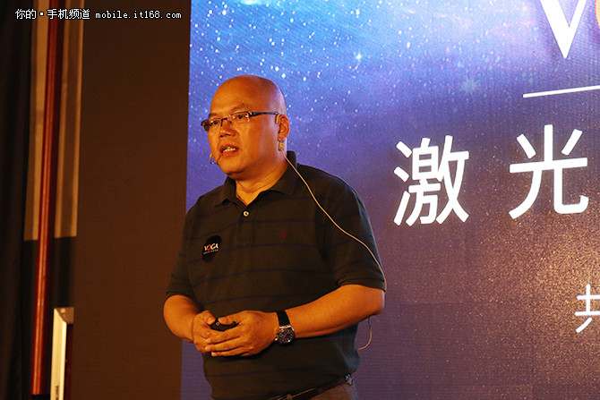 起售价3699元 VOGA V激光投影手机发布
