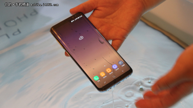 手机也要拼颜值 雾屿蓝三星盖乐世S8+伴你清