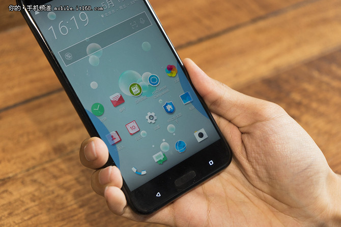 HTC全面屏旗舰新机曝光 预计11月国内发布-IT