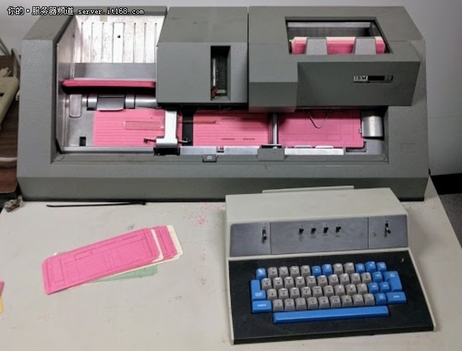 用上世纪的老式IBM 1401大型机做圣诞卡