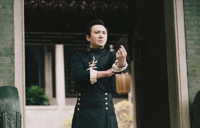 田亮赤身坐雪地里 回复网友:你过来呀!