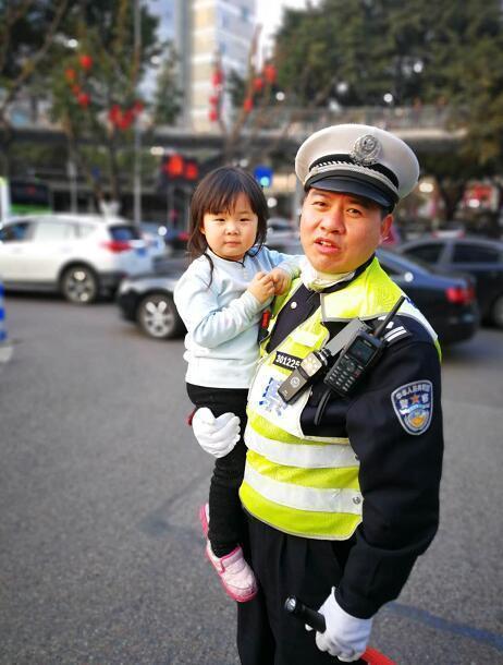 2岁女孩车流穿梭 交警及时抱起带其寻母