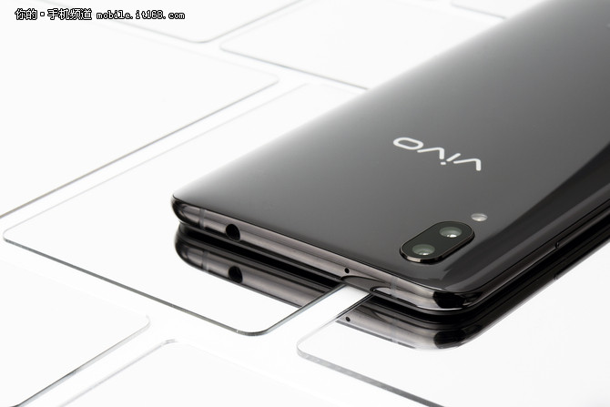 手机 手机评测 正文 除了屏幕,vivo x21的机身材质,也从x20一体