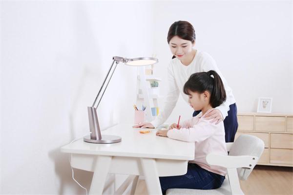 还在为视力下降而烦恼?Yeelight智能护眼台灯P