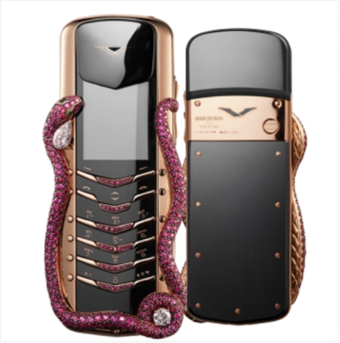 奢侈品手机品牌VERTU(纬图)却坚持20年出淤泥而不染;自1998年品牌创立后,VERTU便一直定位的是奢侈品市场而不是同质化的普通电子消费市场,其所有的零部件都是由精挑细选的工匠们手工抛光打磨后进行组装的;手机外壳上的保护材质也只使用珍稀皮革;拥有奢华手机之冠之称的VERTU Signature眼镜蛇限量版手机便是这么一款极奢主义美学的代表作。