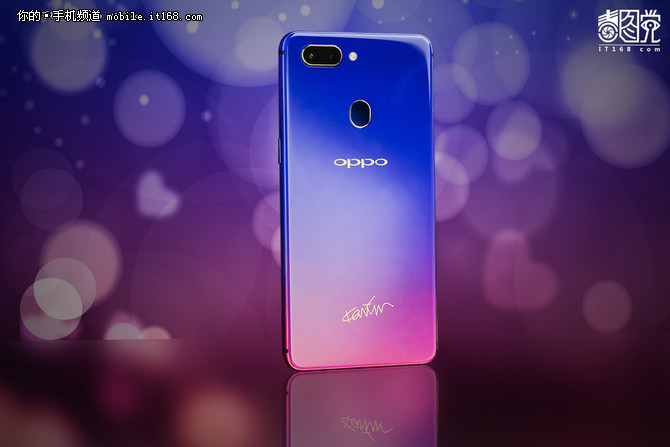 少有红蓝渐变碰撞 OPPO R15星云版京东开卖