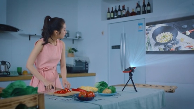 “吓人的技术”发布了，但我想和你聊聊另一款手机的投影黑科技