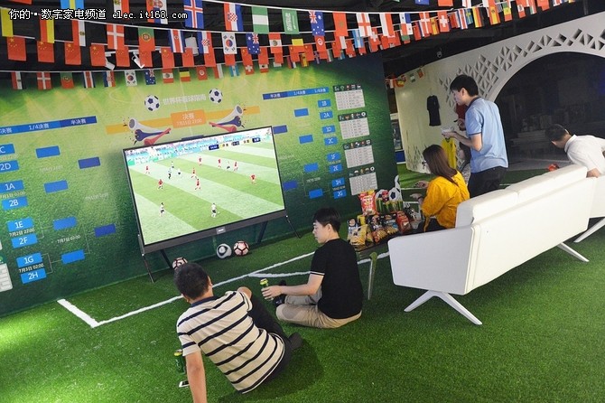 秒变足球场 百寸电视看世界杯了解一下