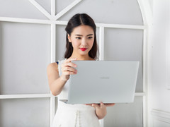 低胸黑丝+白色制服 神舟优雅XS美女图赏