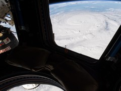 直击飓风袭击后的美国 供电线路损毁 灾区汽车成潜艇