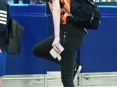 维秘超模奚梦瑶素颜现身机场 全称微笑非常亲和