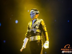 马云年会上的造型帅爆了 大秀迈克尔杰克逊经典舞步
