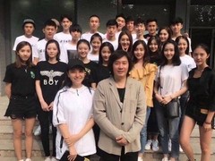 王俊凯军训照曝光 显得格外严肃认真