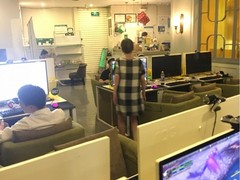 60岁大妈网吧玩魔兽世界 操作还很娴熟