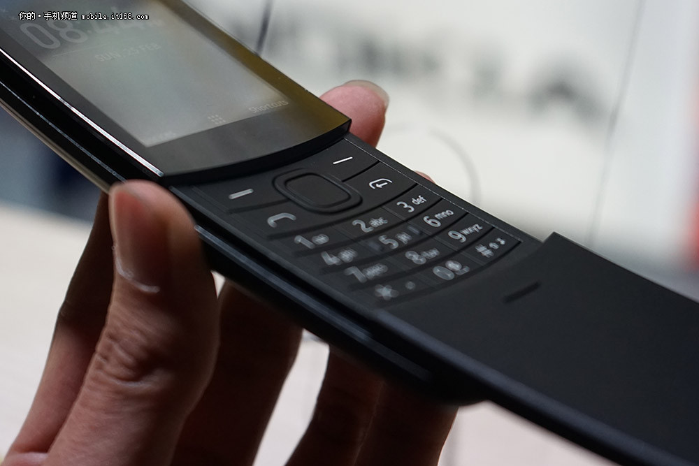 诺基亚8110现场试玩:呆萌的香蕉滑盖手机