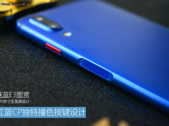 魅蓝E3图赏：红蓝CP独特撞色按键设计