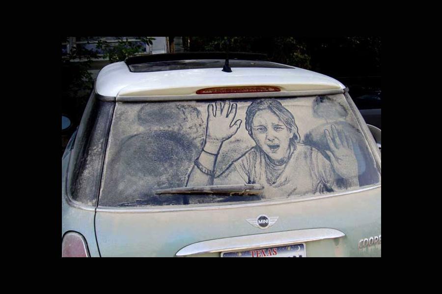 斯科特将他的涂鸦自称为"布满灰尘汽车上的艺术画",在过去四年中