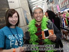 iPhone4S上市 全球购机第一人现身澳国