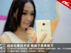 自拍也是技术活 萌妹子亲身教你学姿势