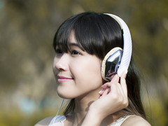 硕美科米兰M4耳机与美女车模的音乐之旅