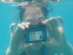 与比基尼美眉亲密接触 索尼防水TX5尝鲜