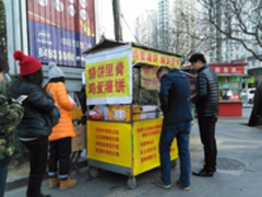 互联网鸡蛋灌饼摊走红 摊主手机是亮点