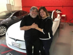 沃兹脸书秀恩爱：老婆送我一辆特斯拉