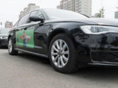 坐豪车玩手机 moto z2 play联合滴滴搞事情