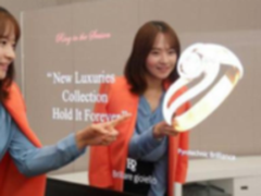 兼顾时尚与实用 三星镜面显示器打造炫酷Shopping Mall