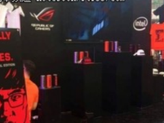 ROG展台大神Faker直播加签售 LOL迷妹迷弟速来