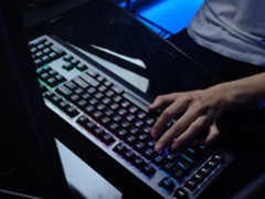 体验充满“洪荒之力”的外星人AW768键盘