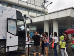 百度AI大巴驶入武汉 校园大使冒雨充当人工智能“卫士”