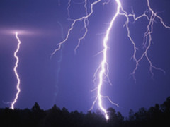 实拍越南网吧被闪电击中：所有人瞬间团灭