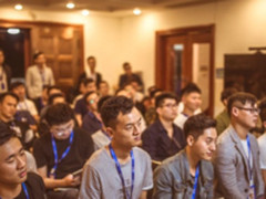 人齐聚一堂，         是为了学习恋爱？