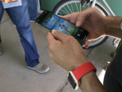 iPhone X真机频繁曝光 这次在玩Pokemon Go