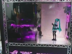 居然还能动 日本宅男将初音放入PC机箱