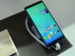 金立中移动展台：全场唯一全面上全面屏手机