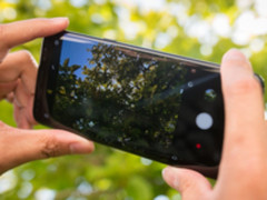 用户抓狂 三星S8拍照模糊 官方：敲一敲试试