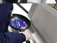 恶搞吃鸡套装竟成真 魅蓝E3邀请函是平底锅