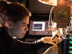 一跃成为领头羊！谷歌公布72量子比特芯片