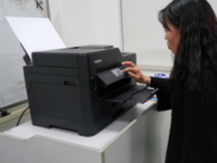 兄弟一体机自助打印校园试点：同学兴趣浓厚