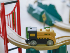 玩出独立思维 米兔轨道积木电动火车体验