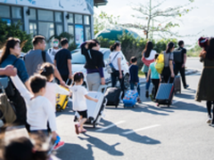 走到哪里，身边都是中国人，都讲中国话