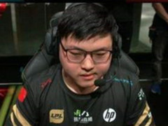 RNG夺冠，UZI封神！最早送上祝福的竟然是TA